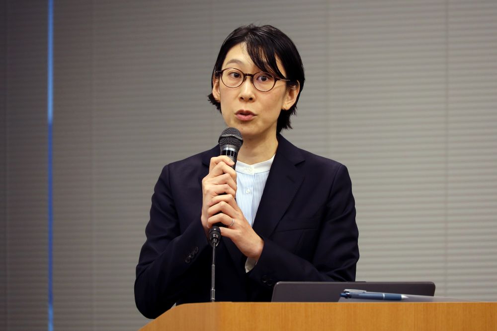 堀拔文香氏